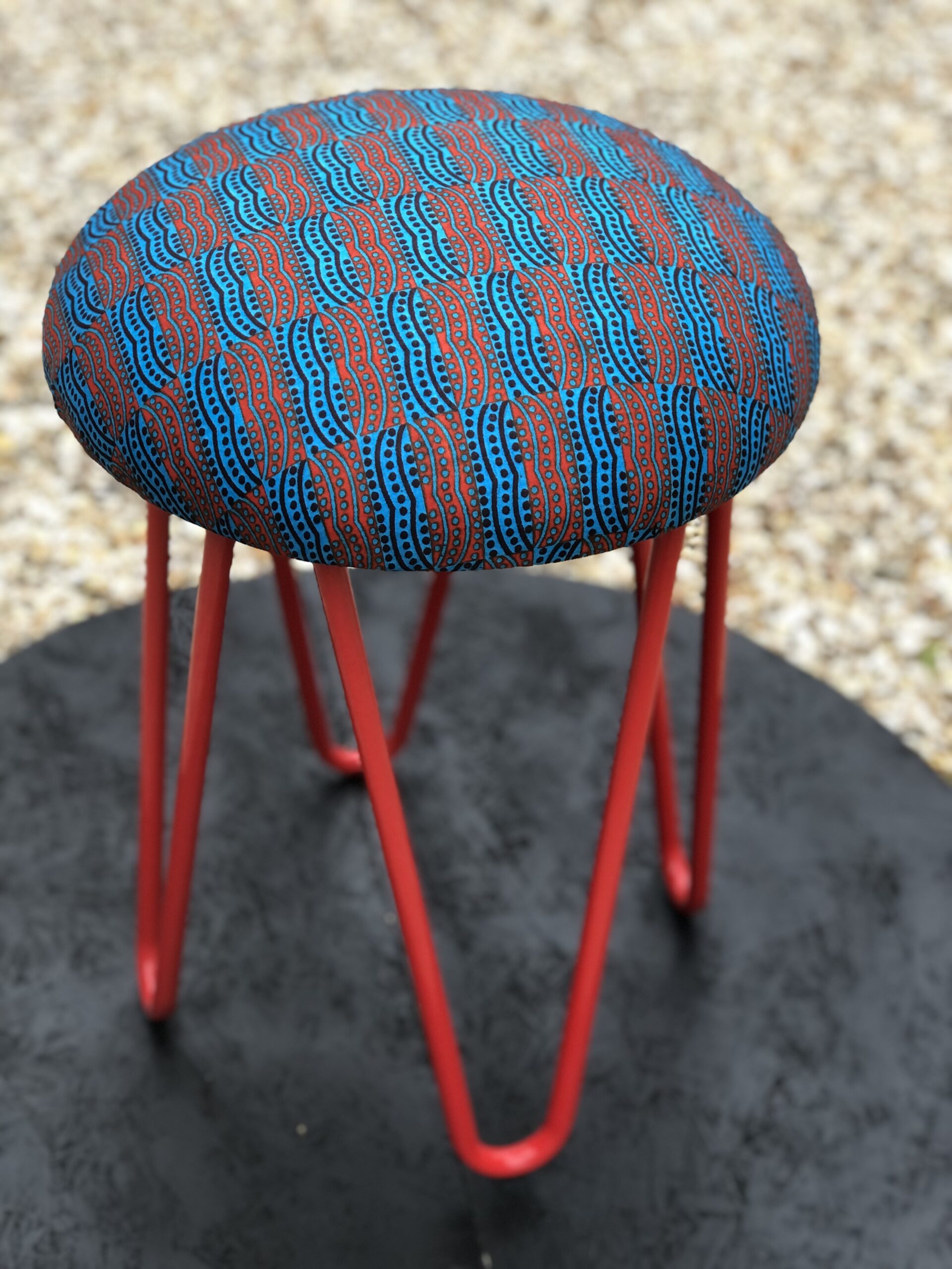 Tabouret pieds épingles rouge / tissu du Ghana